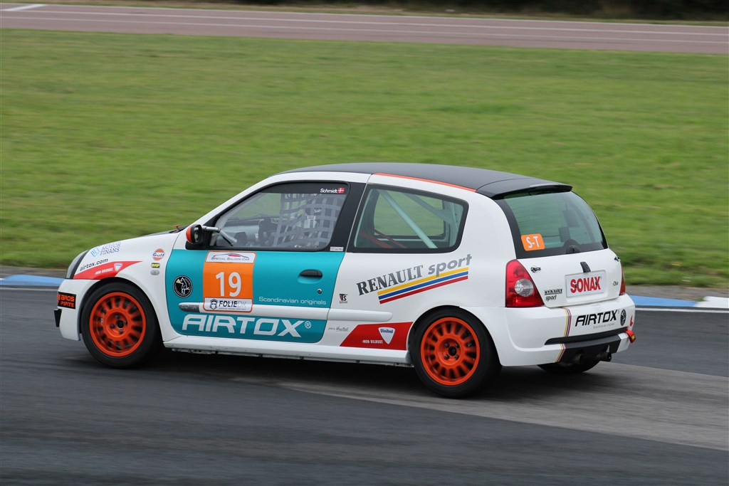 Thomas Schmidt Pedersen var en Super Touring gæstedeltagerne denne weekend, men Renault Clio 2’eren var ikke helt ligeså opsat på at køre ræs, som Thomas var. Man han så endelig målflaget i heat 3.
(Foto: JJ Media)